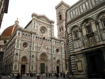 Shahrzad in front od the Duomo