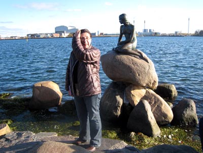 Shahrzad with the Little Mermais statue